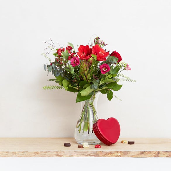 Den moderne julehilsen med hjerte med chokolade